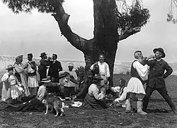 Pití vína v obci Zemeno, Korinthie, asi 1903