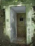 Zemljanka_-_partyzánský_bunkr_(Pivonín)_-_vchod.JPG