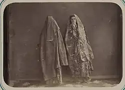 Středoasijská dámská ozdoba a oblečení zvané kamzol, které se dávalo přes hlavu, 1865