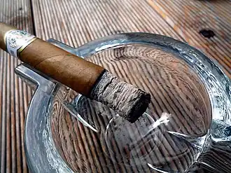 Poručík Columbo je vášnivým kuřákem doutníků, zatímco herec Peter Falk měl v oblibě spíše obyčejné cigarety