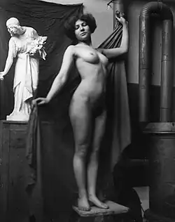 Stojící akt v ateliéru Augusta Heera, okolo 1900
