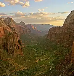 Pohled na Zionský kaňon z vyhlídky Angels Landing při západu slunce.