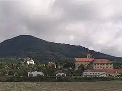 Žitenický kostel sv. Petra a Pavla se zámkem