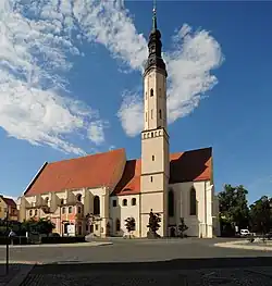 Barevná fotografie s bývalým františkánským konventem s kostelem svatého Petra a Pavla v Žitavě