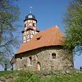 Kostel v Zixdorfu, stavba z polních kamenů s hrázděnou věží