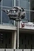 Plastika Letící múza na terase