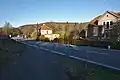 Značka konec obce u silnice I-43 procházející středem vesnice