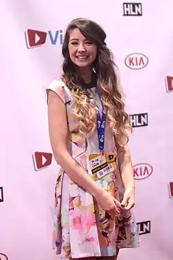 Zoe Sugg na VidConu v roce 2014