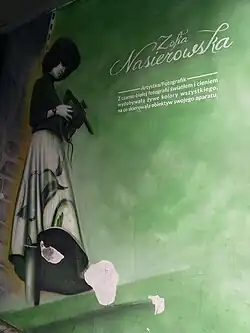 Nástěnná malba Zofie Nasierowské před vchodem do Městské knihovny v Ełku