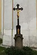 Kříž u vchodu do kostela