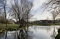 Pohled na Zvonějovskou náves s rybníkem (2024)