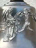 Detail reliéfu na zvonu Matky Terezy
