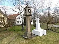 zvonička a kříž na návsi