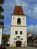 Zvonice na náměstí se znakem města