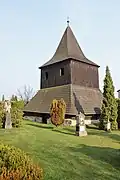 Dřevěná zvonice na hřbitově u kostela