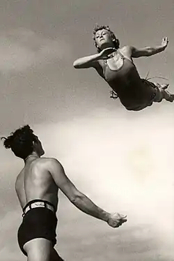 Život na pláži, muž je připraven chytit ženu, vyšlo v ilustrovaném magazínu Het Leven (Život), 1937