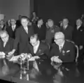 Pervukhin a Paasikivi podepisují smlouvu o navrácení základny (leden 1956)