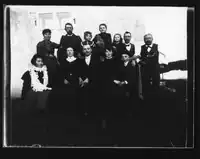 Ein Kuriosum: Auf diesem Gruppenbild wurde auch ein Hefezopf verewigt