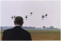 Fort Campbell, Kentucky: Prezident Lyndon B. Johnson pozoruje vrtulníky za letu, 23. července 1966.