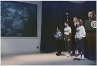 Prezident Bush, viceprezident Quayle a zástupci Rady pro mladé astronauty se účastní rozhovoru s astronauty během mise na raketoplánu Discovery prostřednictvím videohovoru, 24. ledna 1992