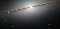 NGC 7814 má jasnou galaktickou výduť a jasné plynné halo.[5]